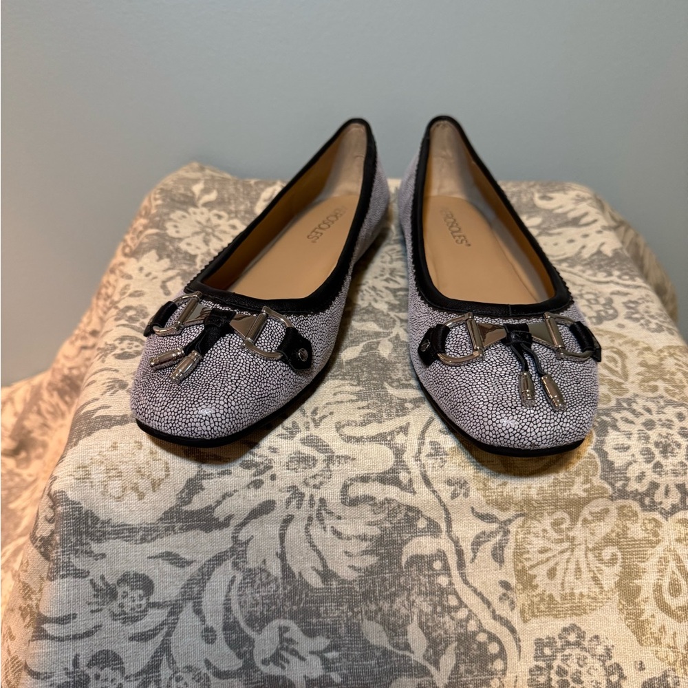 AEROSOLES Women's Black and Gray Flats